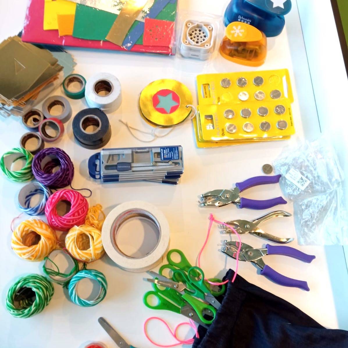 Tallers Escoles Biblioteques Tecnologia Maker STEAM Decoracions de Nadal amb LEDs Circuits elèctrics