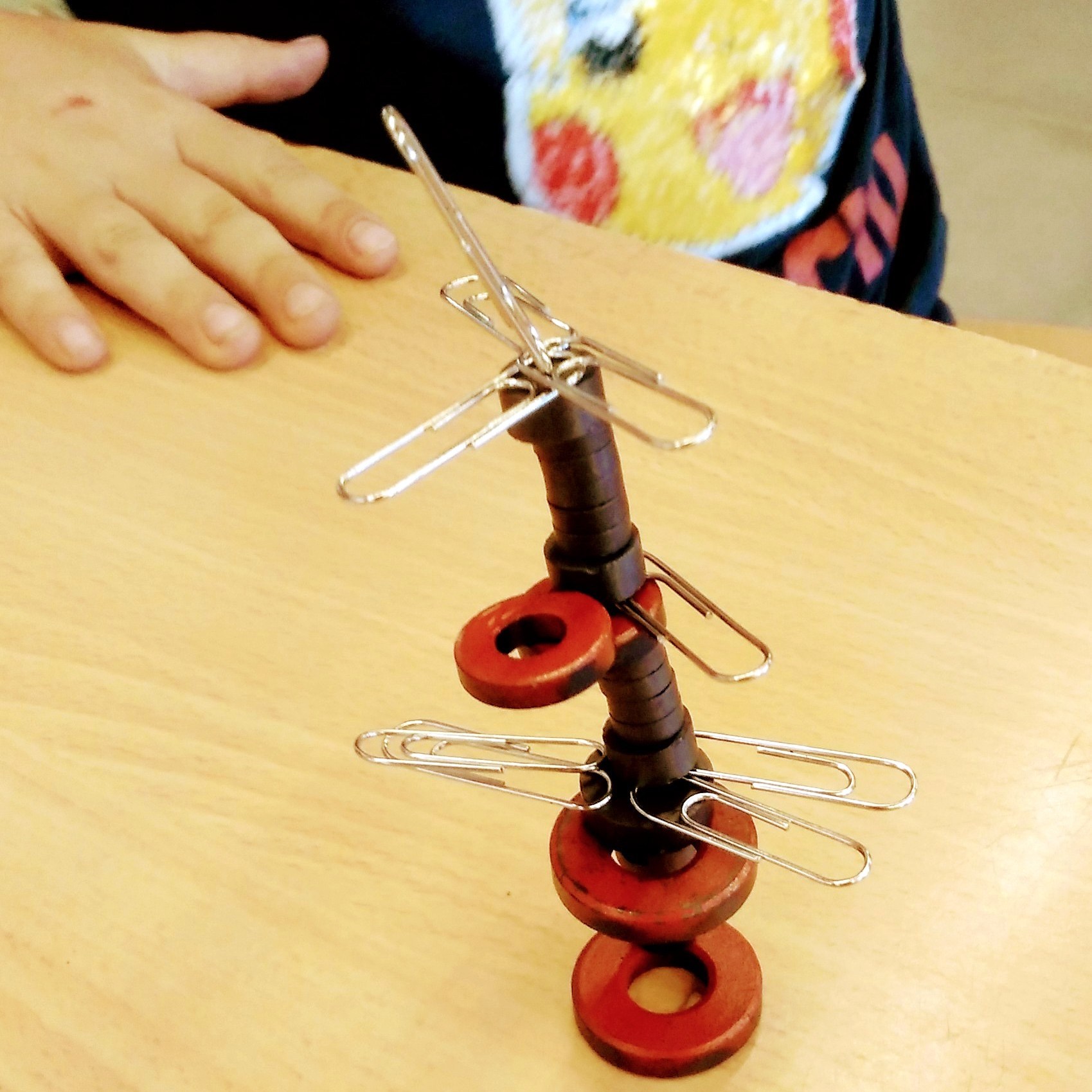 Tallers Extraescolars Escoles Ciència STEAM Magnetisme Imants