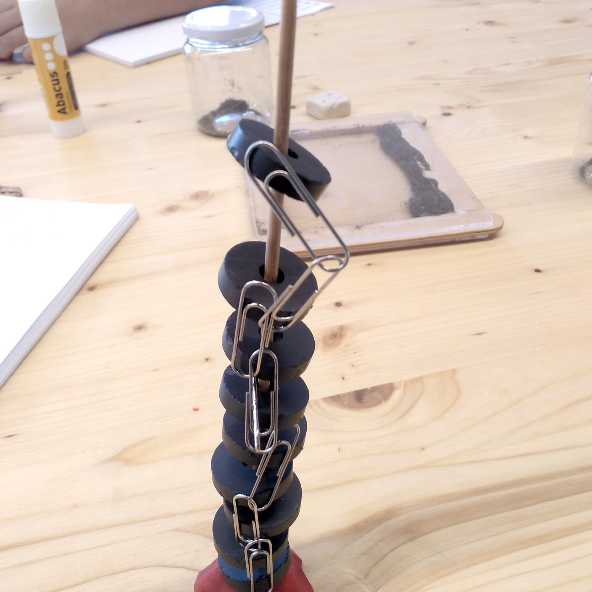 Tallers Extraescolars Escoles Ciència STEAM Magnetisme Imants