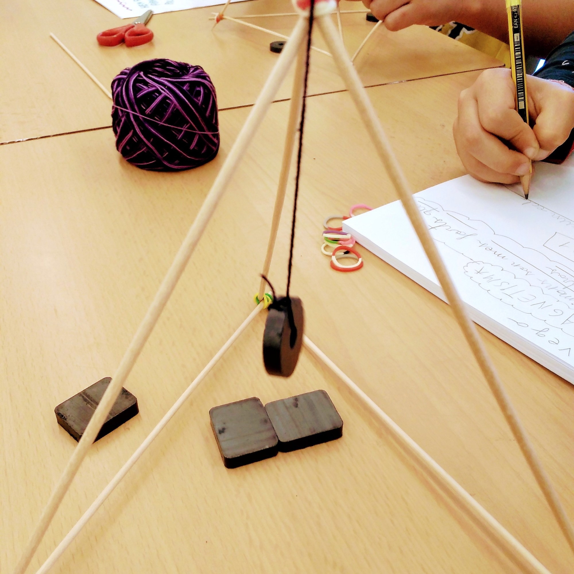 Tallers Extraescolars Escoles Ciència STEAM Magnetisme Imants