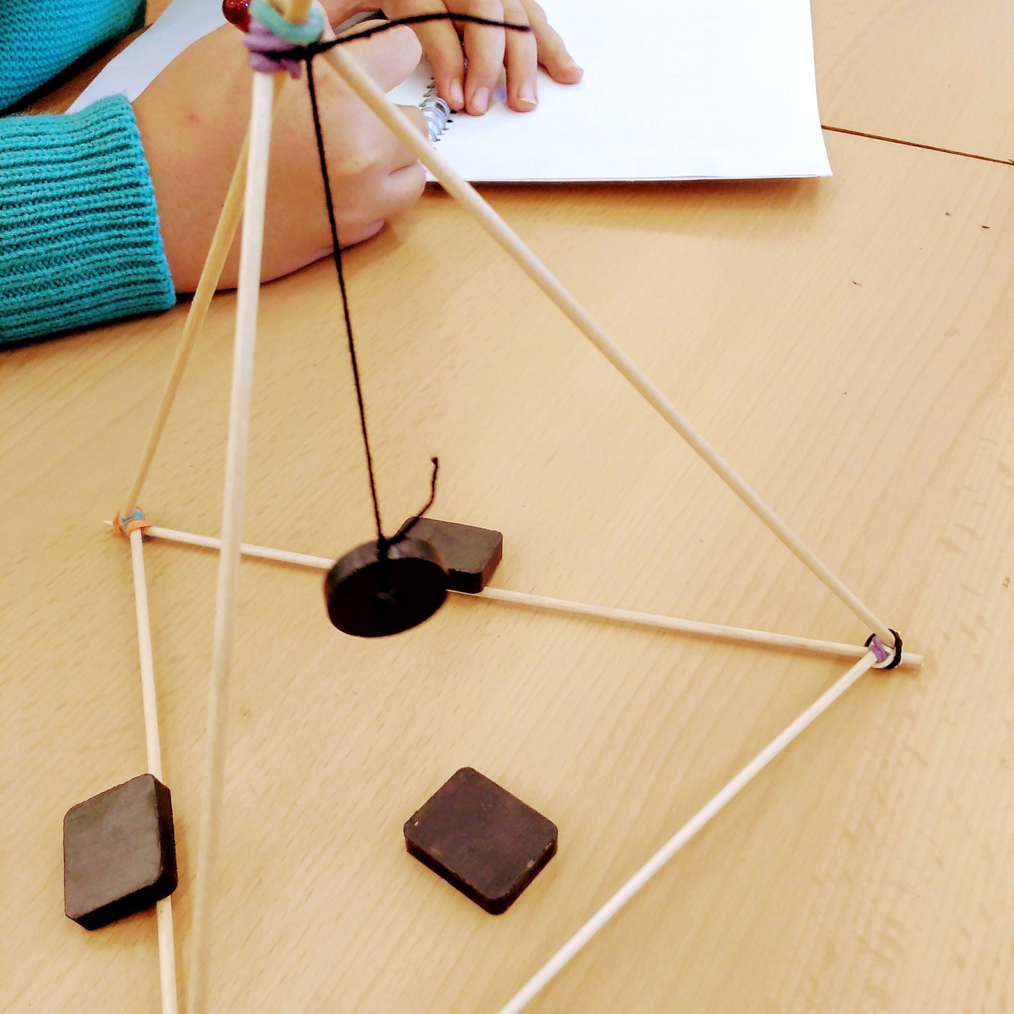 Tallers Extraescolars Escoles Ciència STEAM Magnetisme Imants