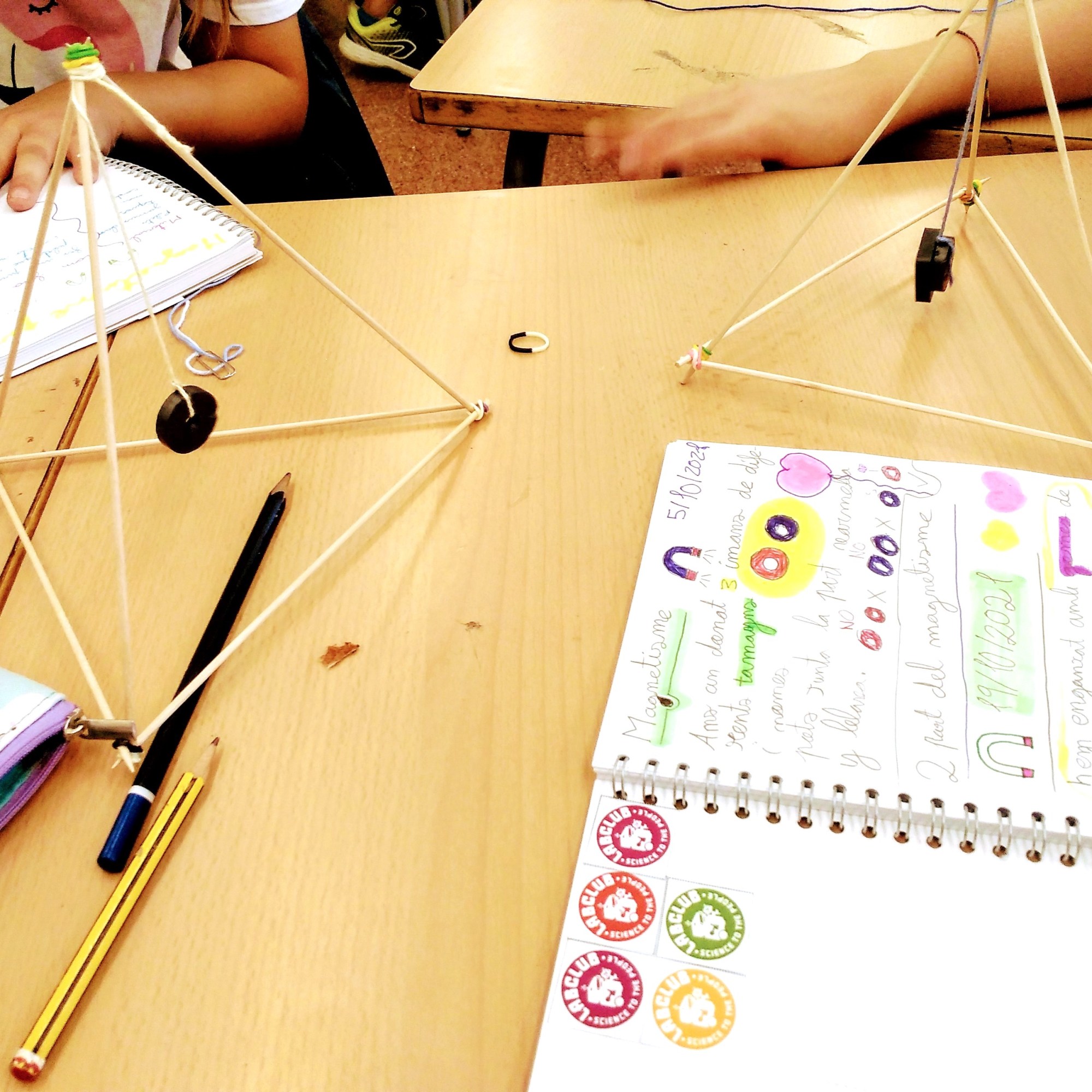 Tallers Extraescolars Escoles Ciència STEAM Magnetisme Imants