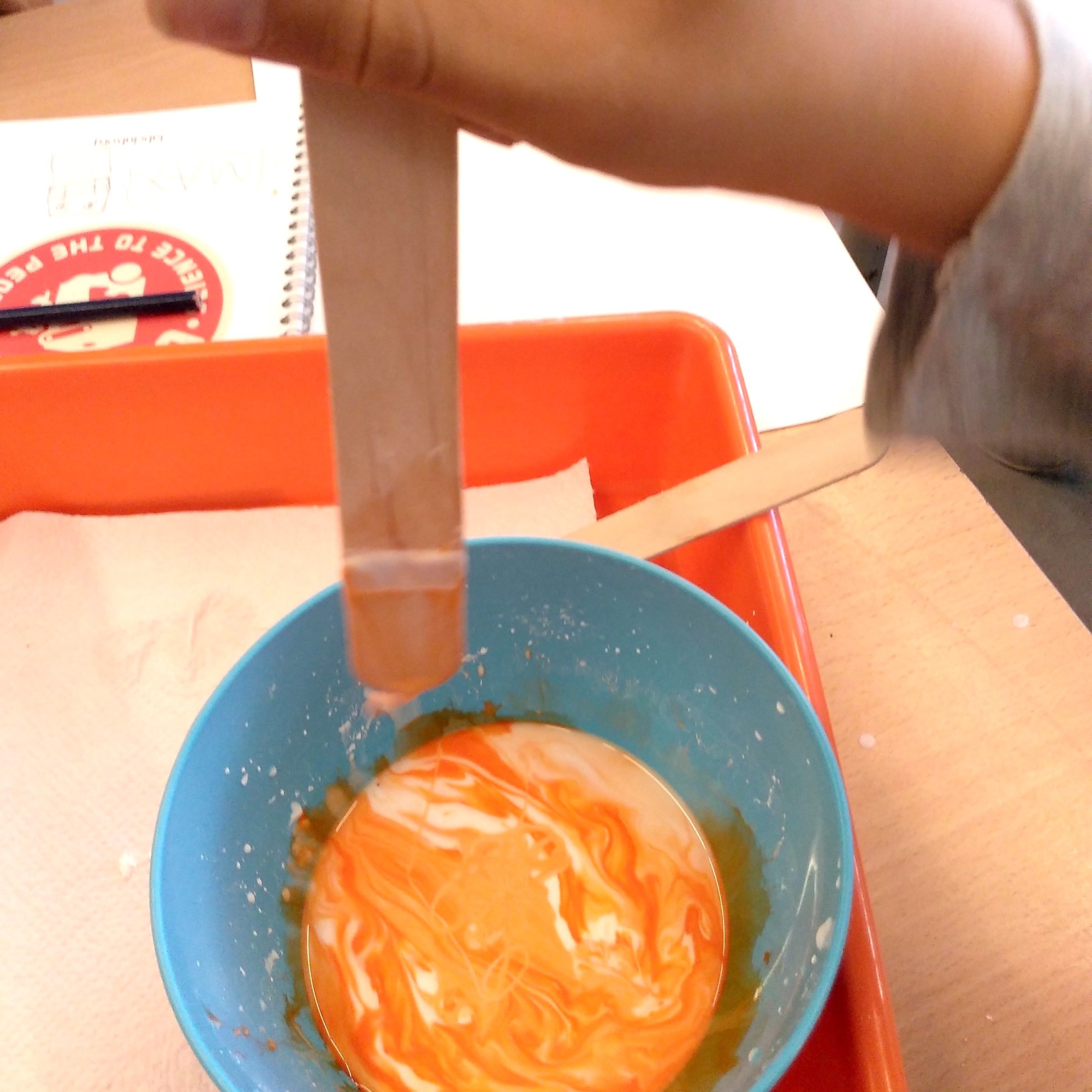 Tallers Ciència Escoles Biblioteques - Fluids no newtonians Oobleck STEAM