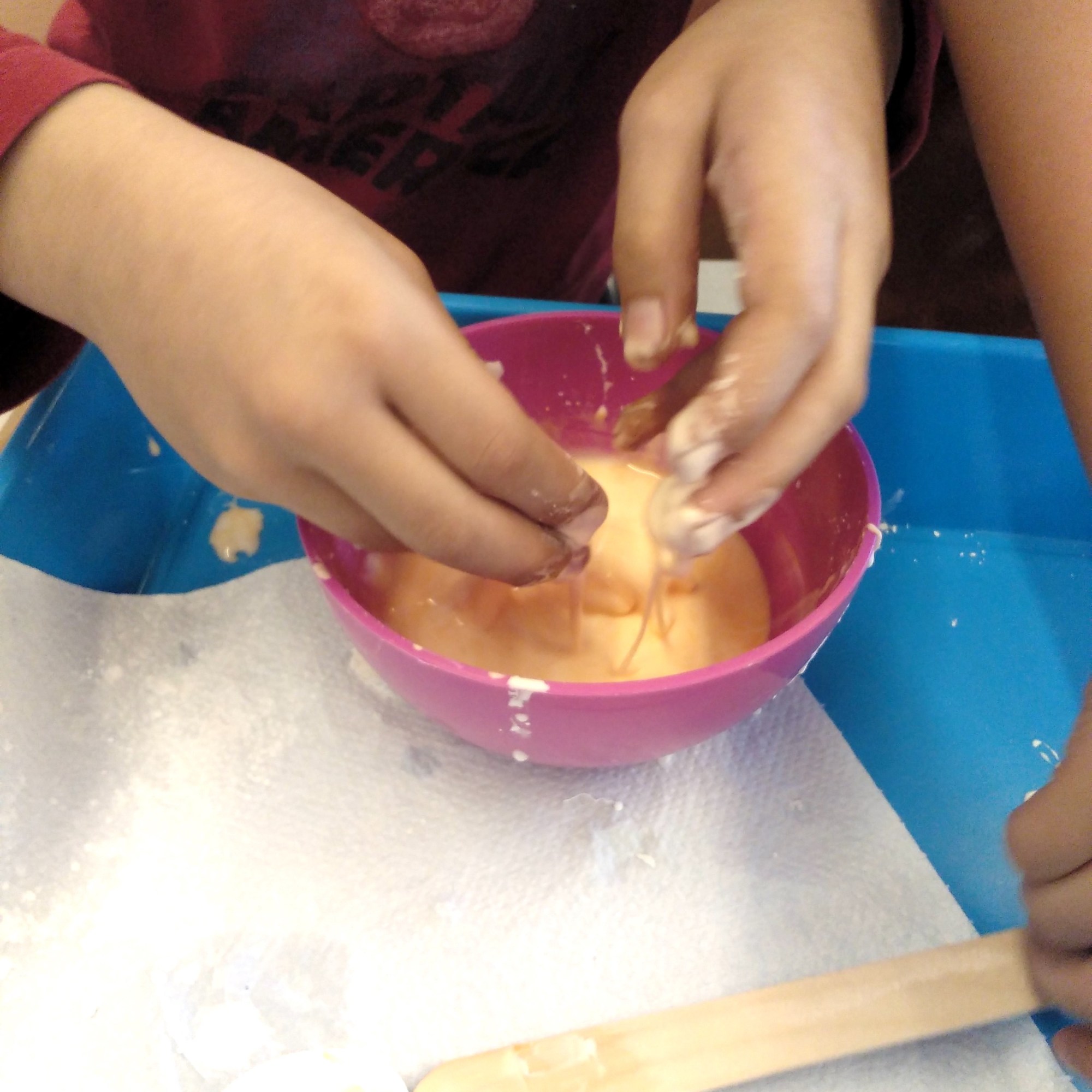 Tallers Ciència Escoles Biblioteques - Fluids no newtonians Oobleck STEAM