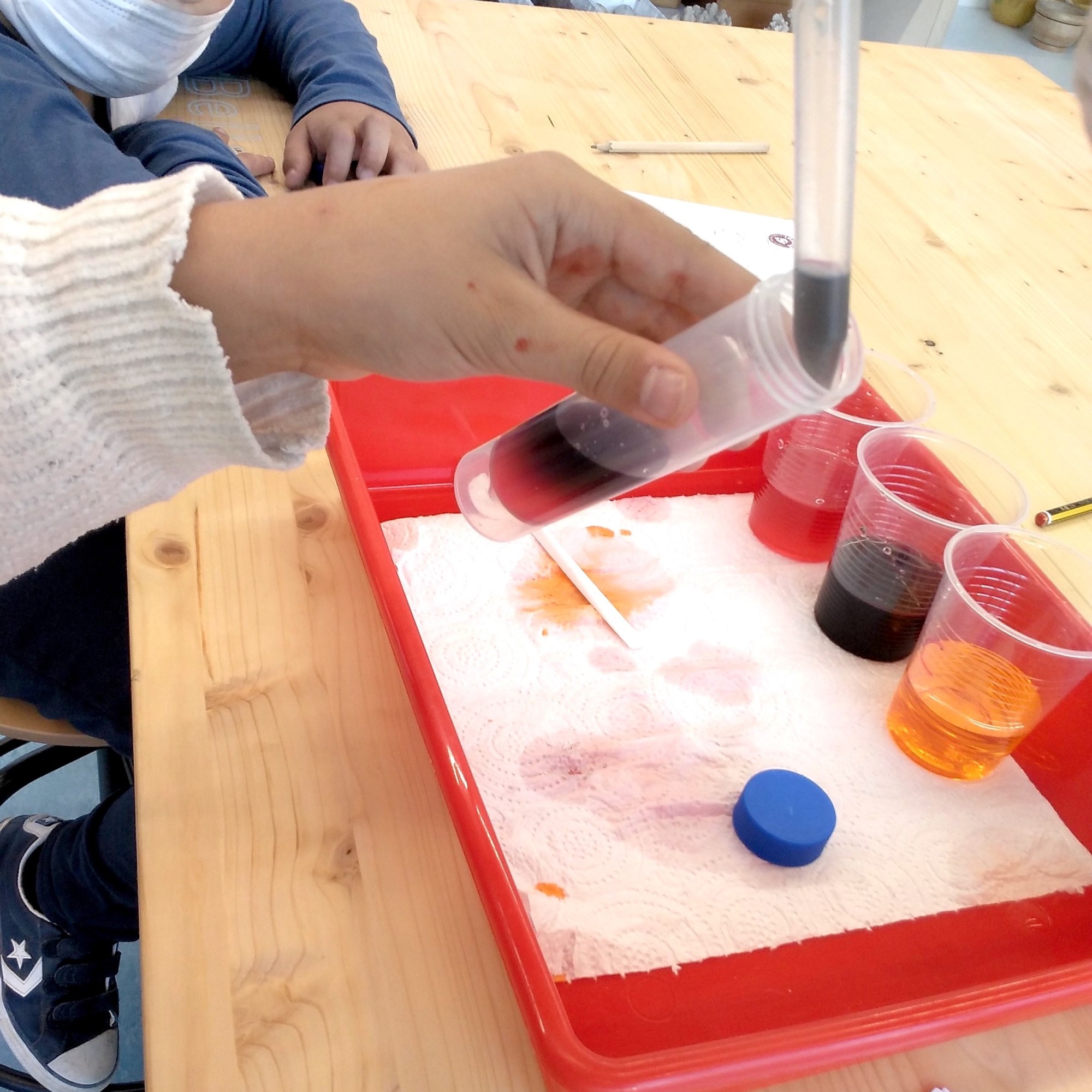 Tallers extraescolars química-física densitat dels líquids STEAM