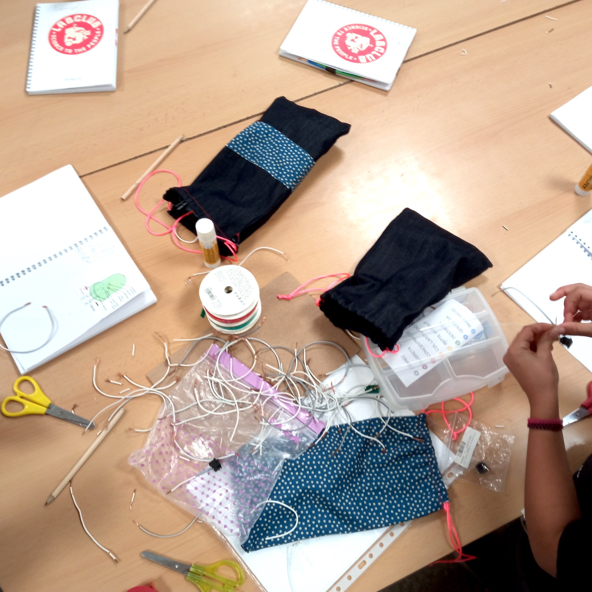 Tallers Escoles Ciència Tecnologia STEAM Circuits Elèctrics