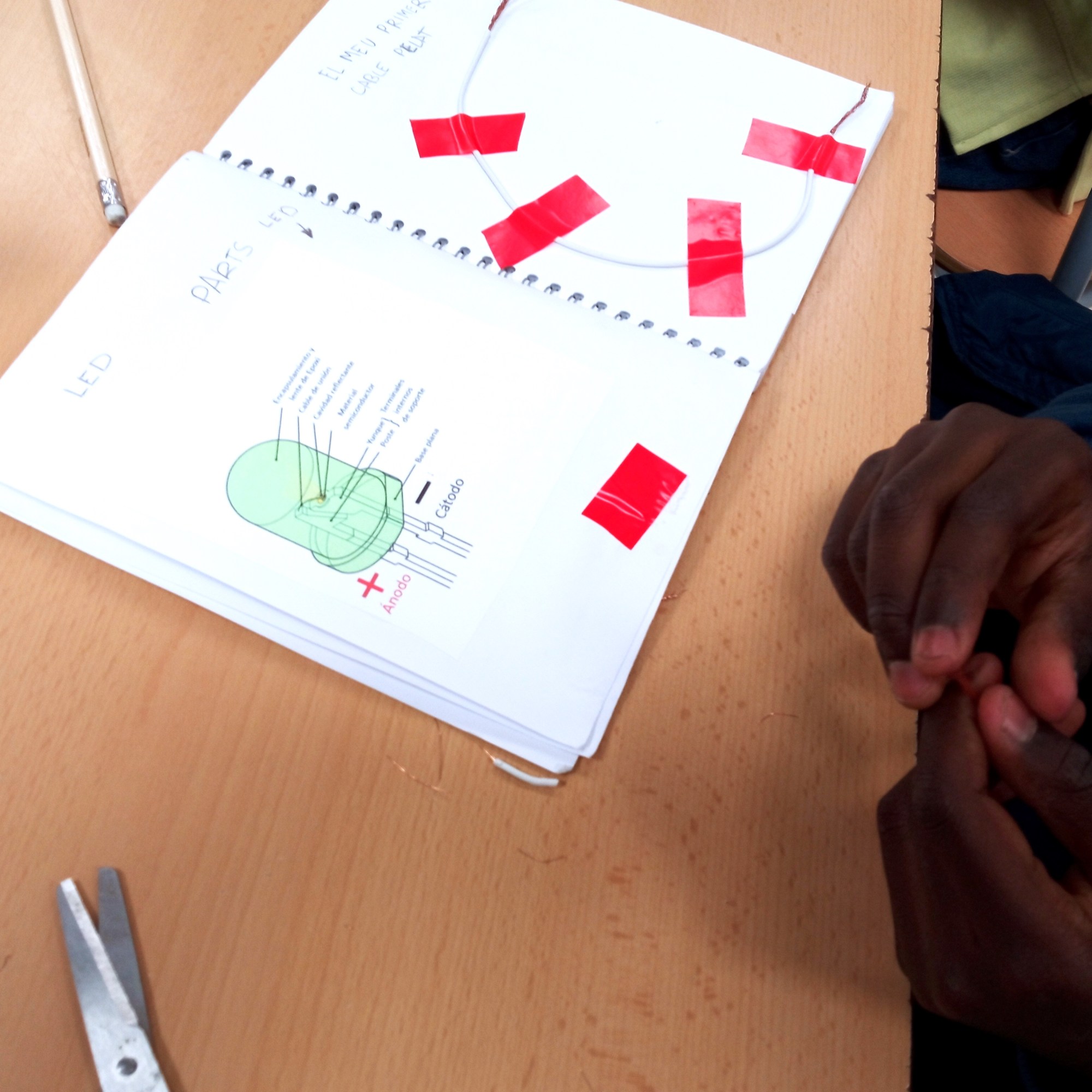 Tallers Escoles Ciència Tecnologia STEAM Circuits Elèctrics