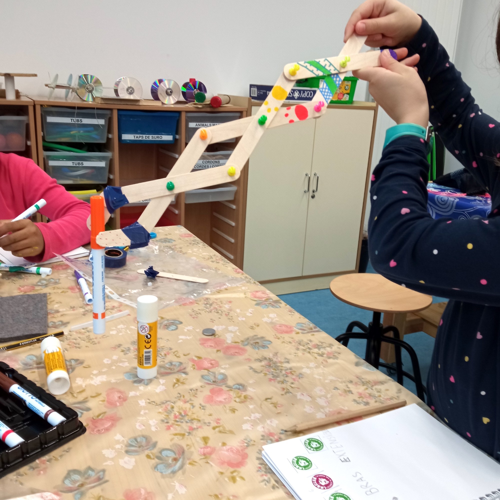 Taller Ciència Tecnologia STEAM braç robòtic extensible UltraHand