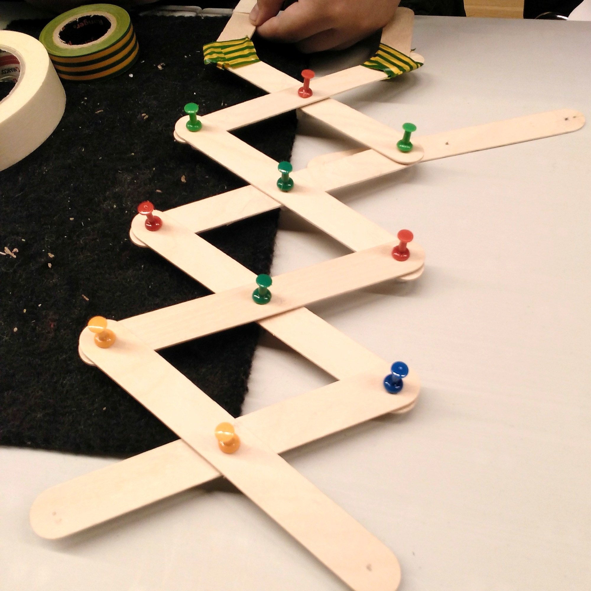 Taller Ciència Tecnologia STEAM braç robòtic extensible UltraHand