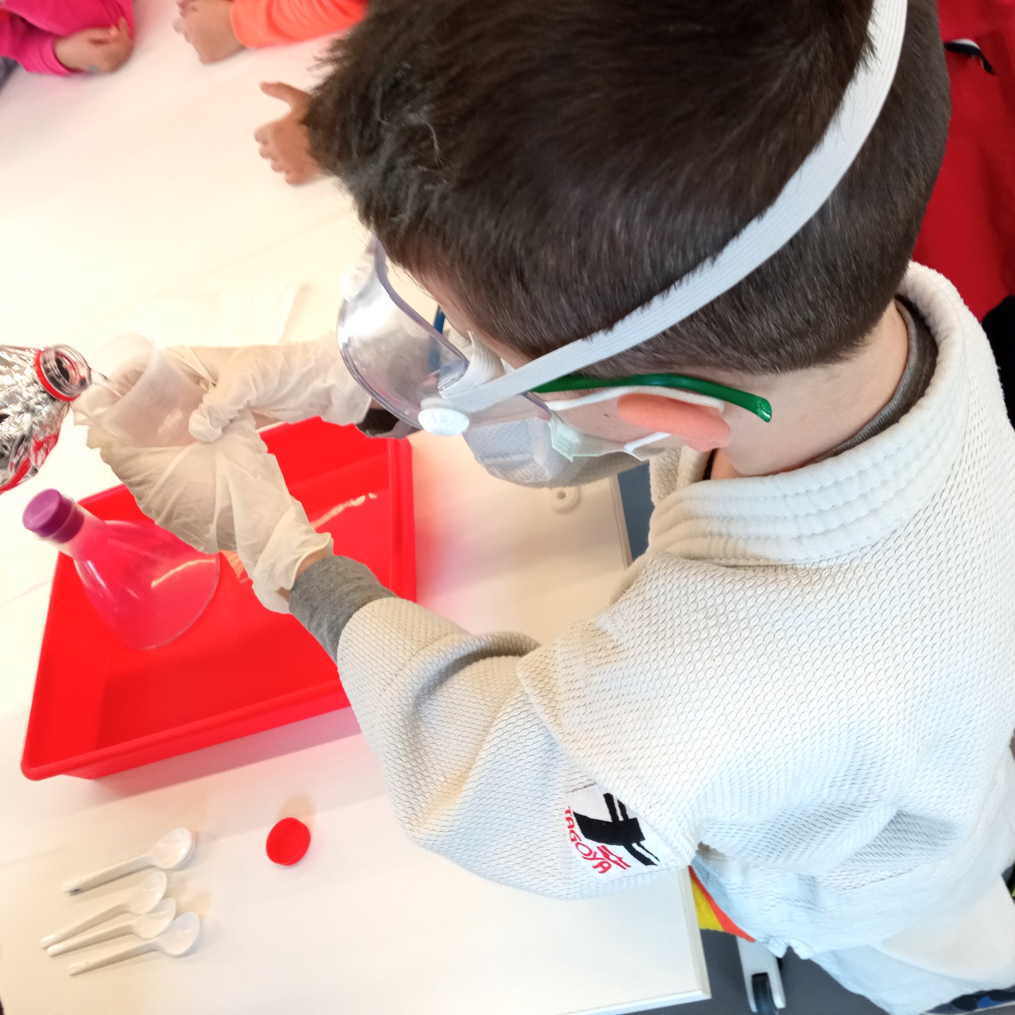 Tallers Ciència Química peròxid hidrogen STEAM