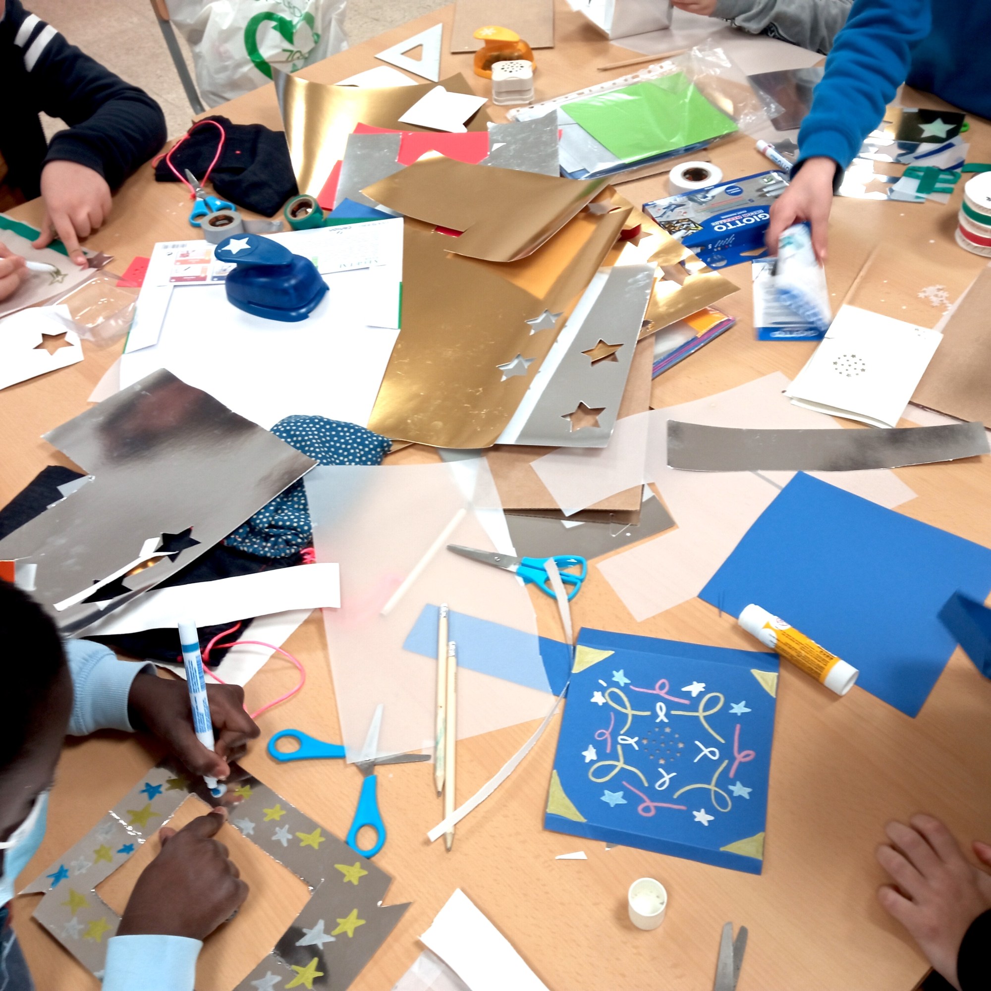 Tallers Escoles Biblioteques Tecnologia Maker STEAM Decoracions de Nadal amb LEDs Circuits elèctrics