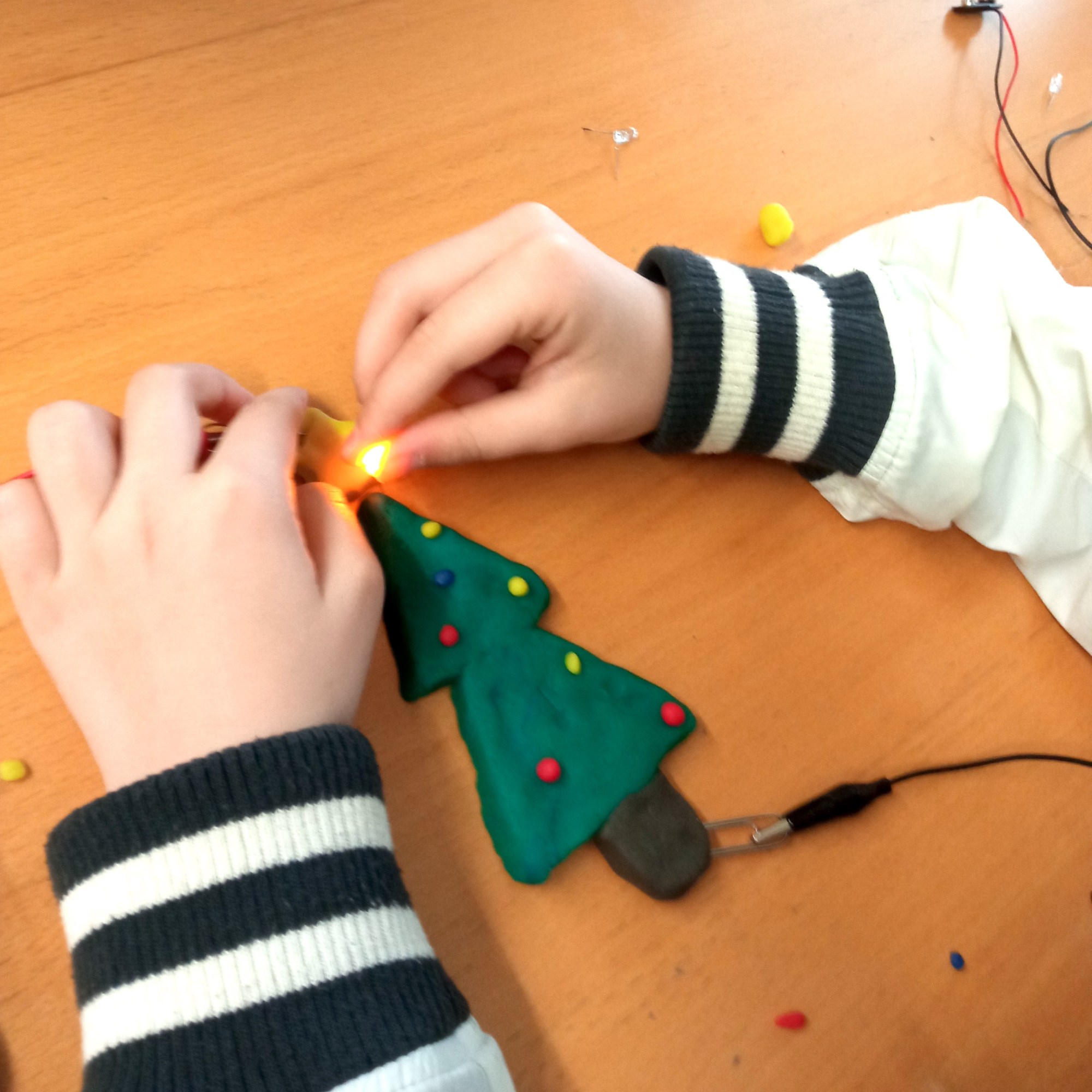 Tallers Ciència Escoles STEAM Circuits elèctrics Play-Doh plastilina conductora Nadal