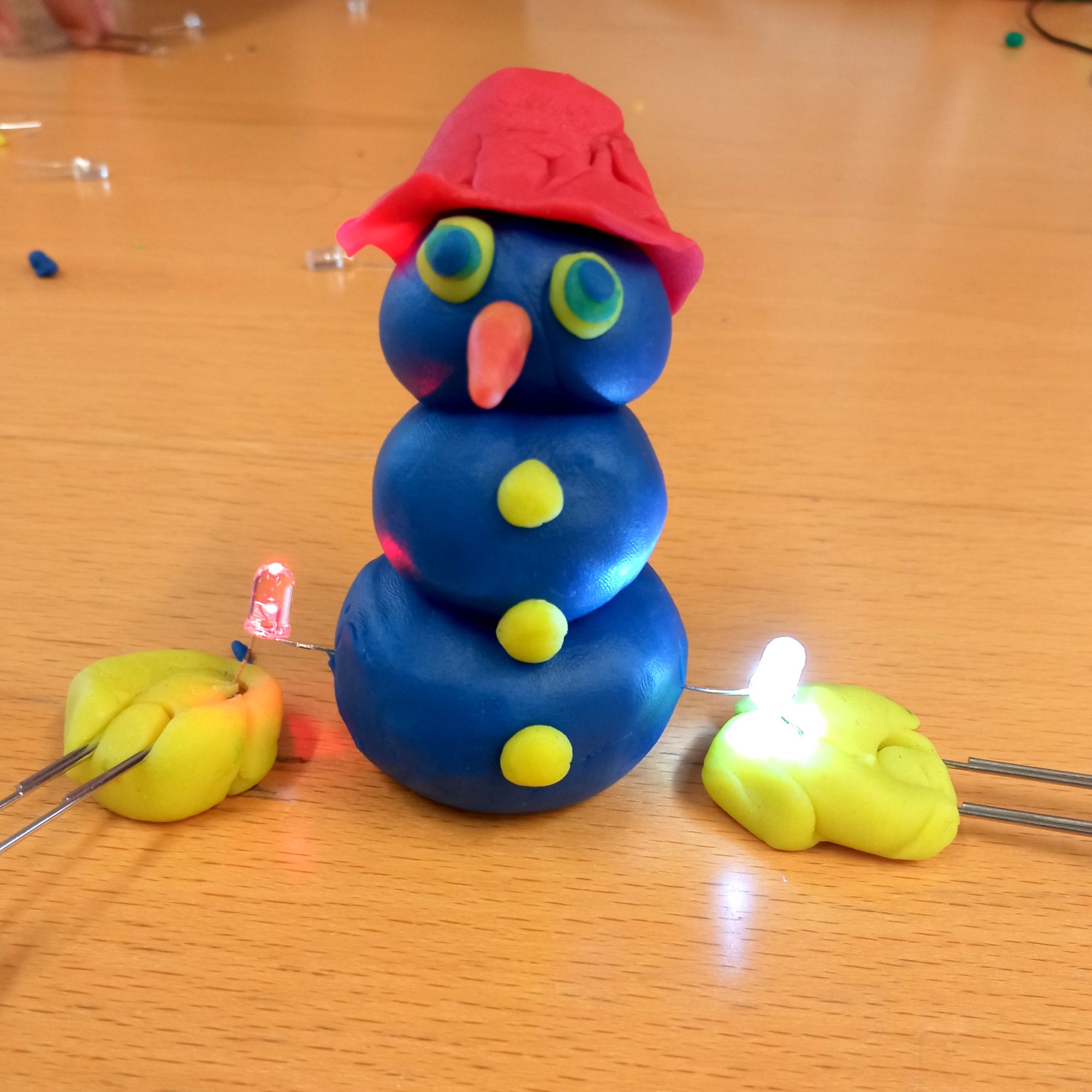 Tallers Ciència Escoles STEAM Circuits elèctrics Play-Doh plastilina conductora