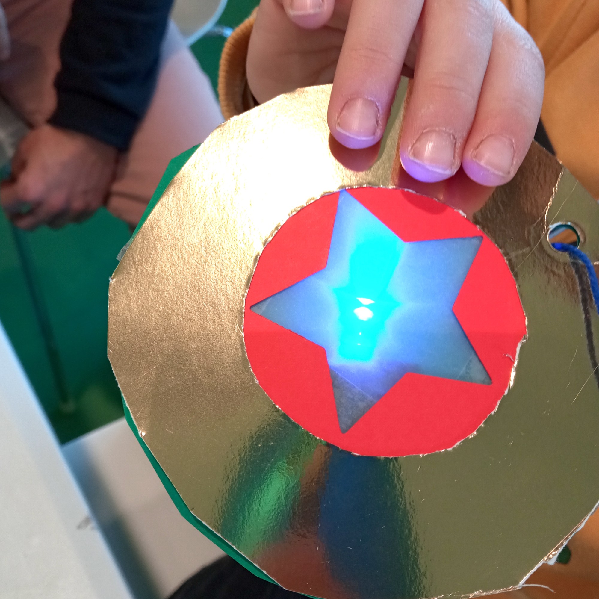 Tallers Escoles Biblioteques Tecnologia Maker STEAM Decoracions de Nadal amb LEDs Circuits elèctrics