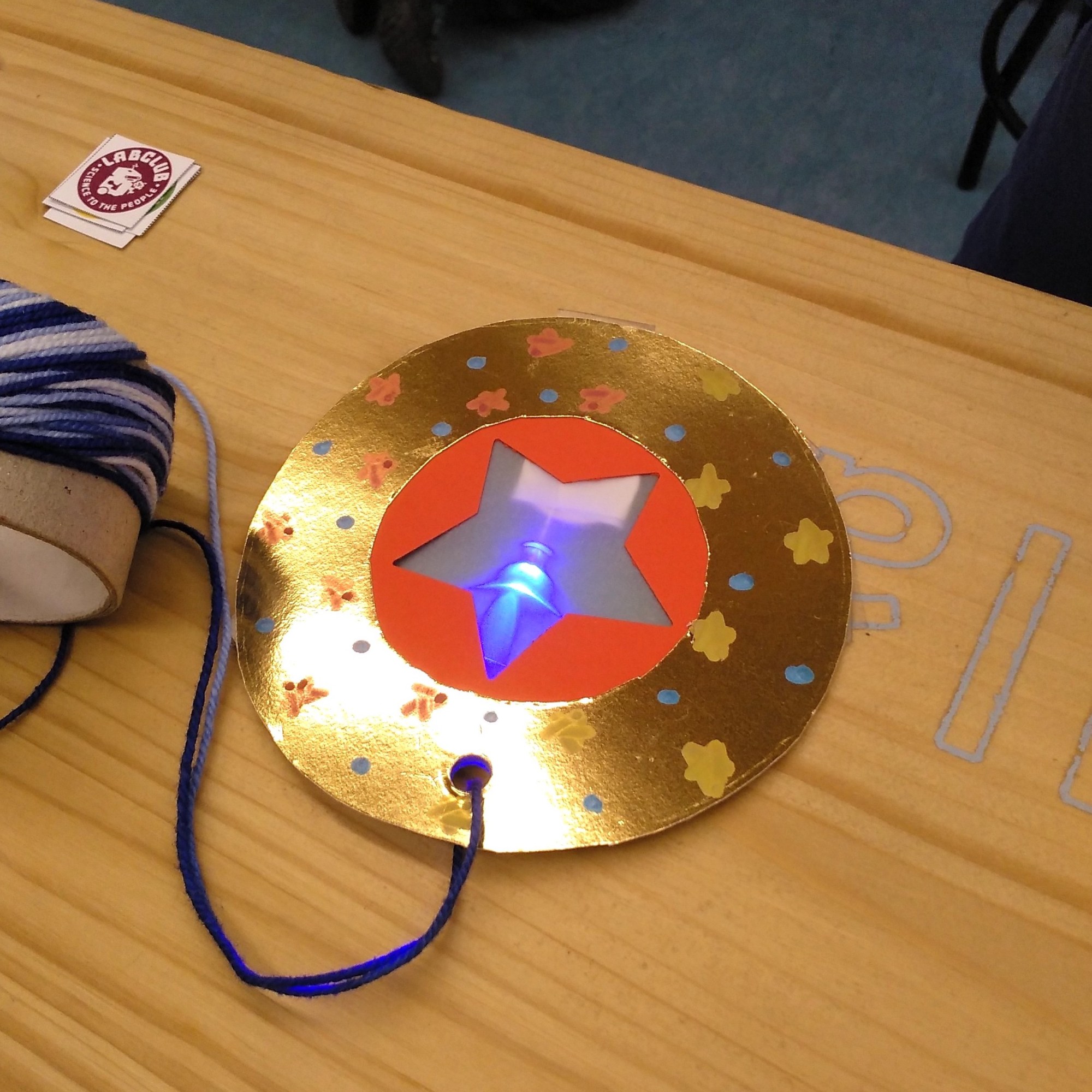 Tallers Escoles Biblioteques Tecnologia Maker STEAM Decoracions de Nadal amb LEDs Circuits elèctrics