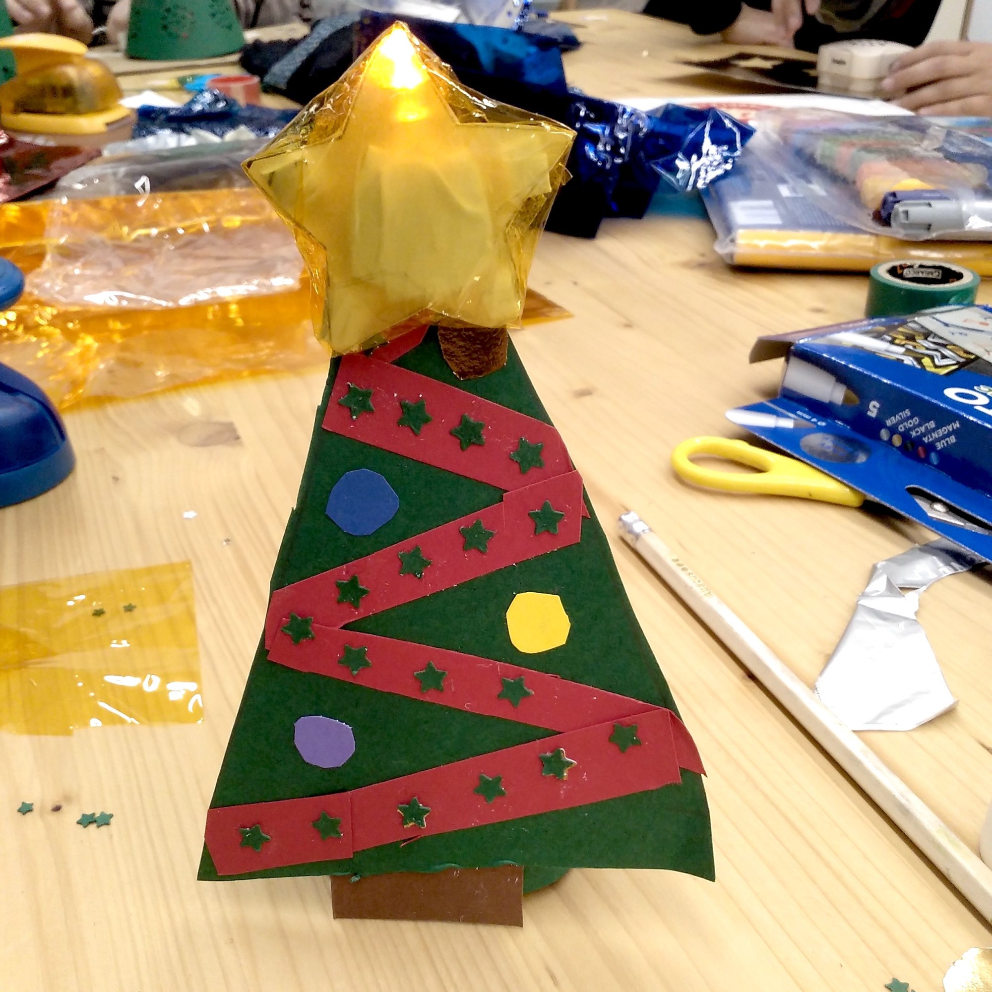 Tallers Escoles Biblioteques Tecnologia Maker STEAM Decoracions de Nadal amb LEDs Circuits elèctrics