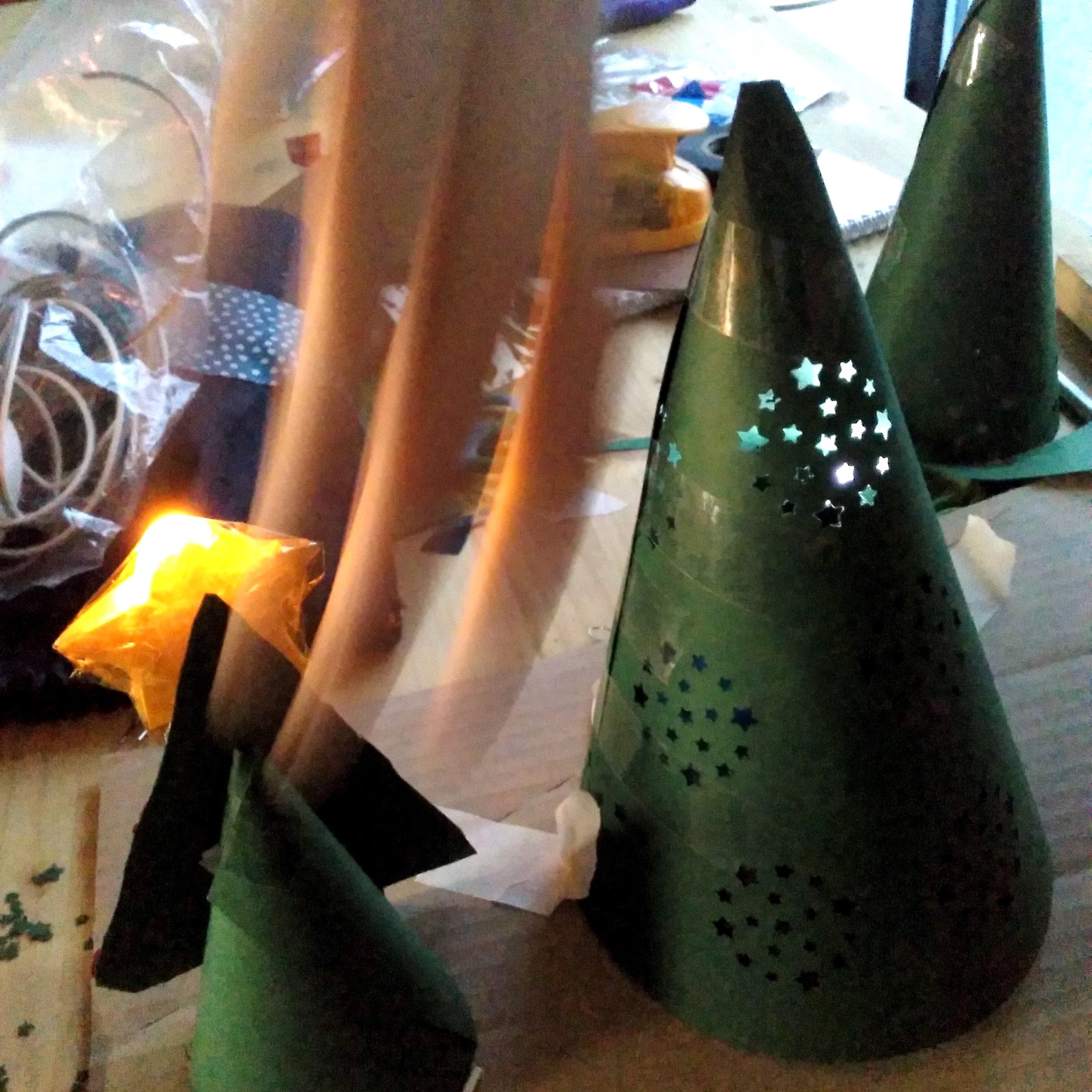 Tallers Escoles Biblioteques Tecnologia Maker STEAM Decoracions de Nadal amb LEDs Circuits elèctrics