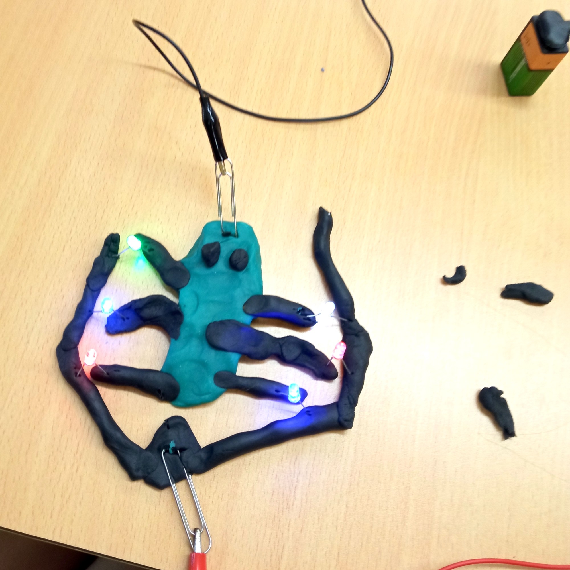 Tallers Ciència STEAM Circuits elèctrics Play-Doh plastilina conductora