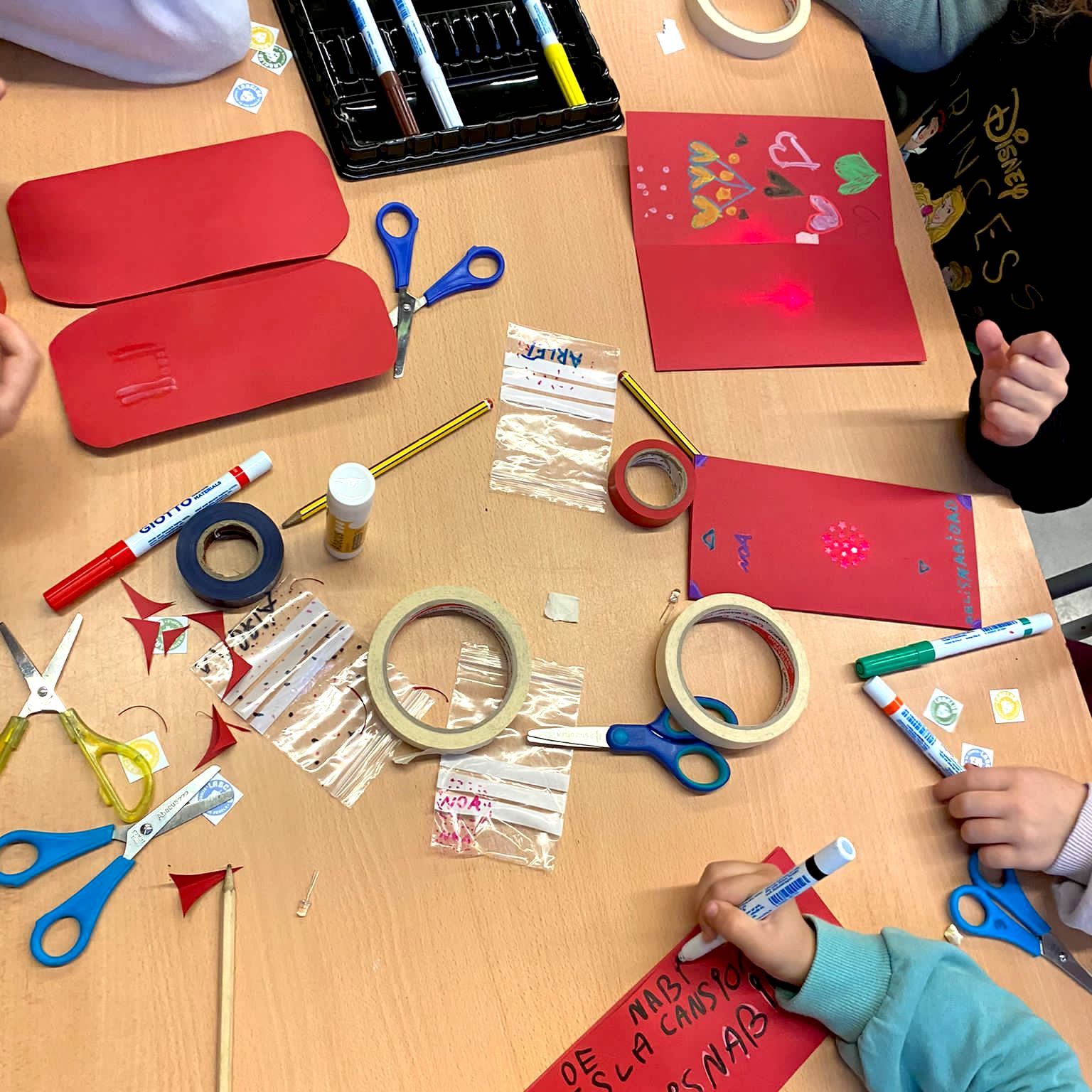 Tallers Tecnologia Maker STEAM Postals de Nadal amb LEDs Circuits elèctrics