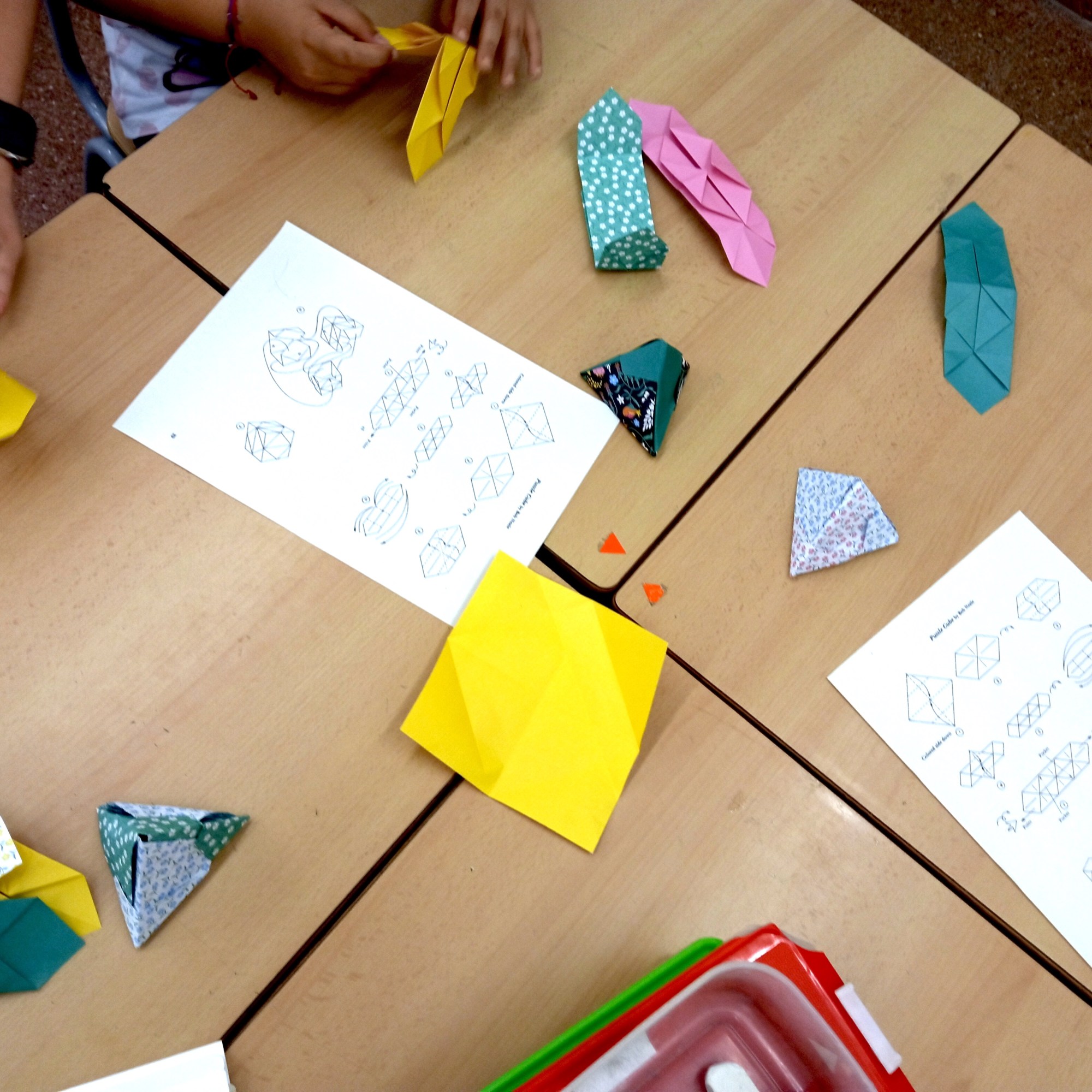Tallers extraescolars Ciència Sòlids Platònics Origami tetràedres cubs STEAM